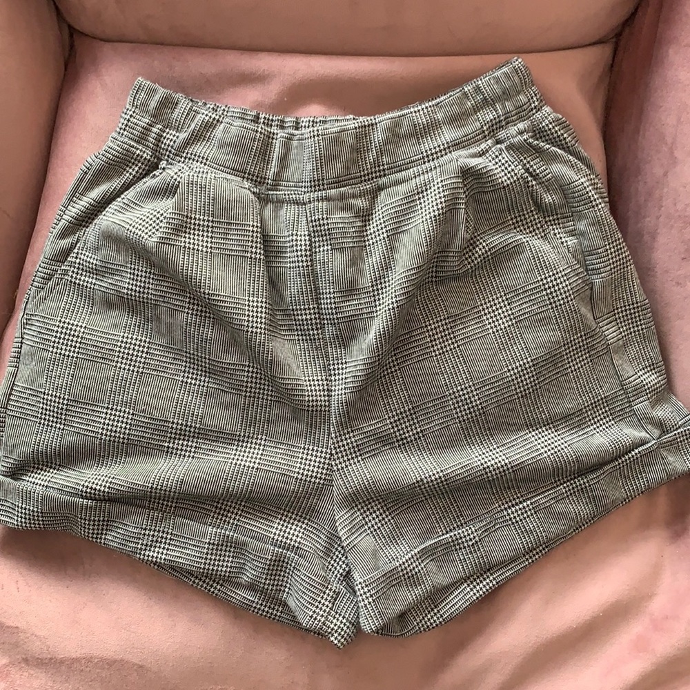 🤩2 for $20Houndstooth and checker pattern shorts.